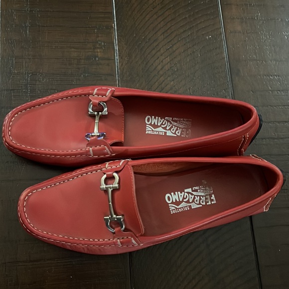 Salvatore Ferragamo loafers in cherry red - Picture 2 of 2